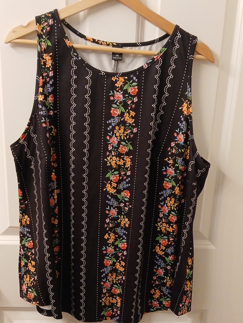 Tank Top SHEIN Black Floral-Trim Plus Size runs small!